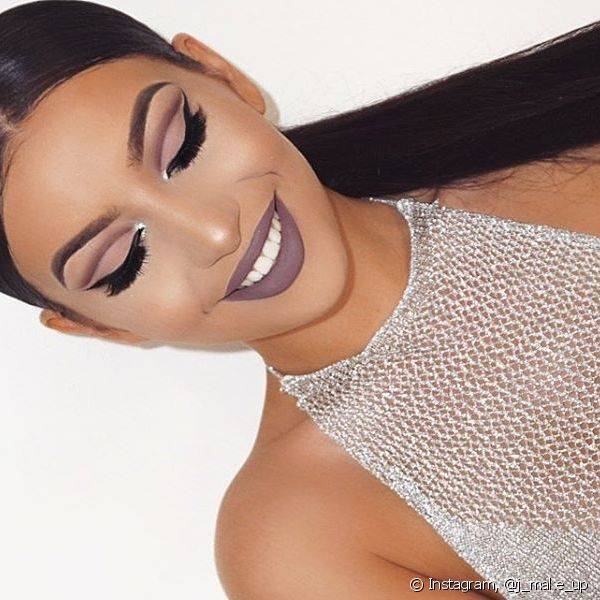 Uma make no estilo Kim Kardashian deixa o destaque da pele para o centro do nariz e abaixo dos olhos